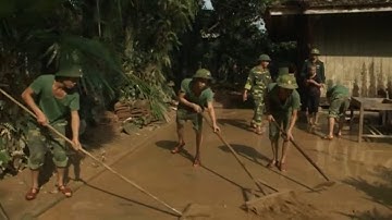 Lực lượng vũ trang Hà Tĩnh giúp người dân khắc phục hậu quả mưa, lũ