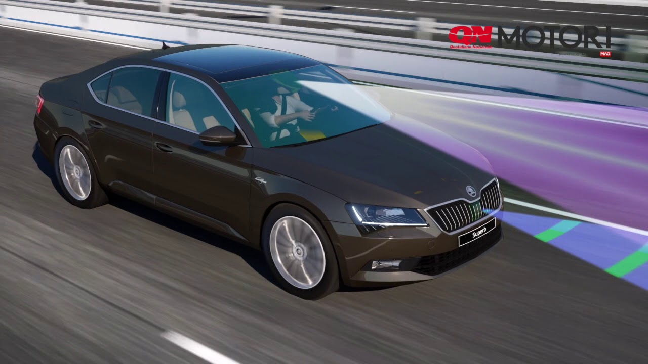 Skoda Superb, come funziona il Traffic Jam Assist - YouTube