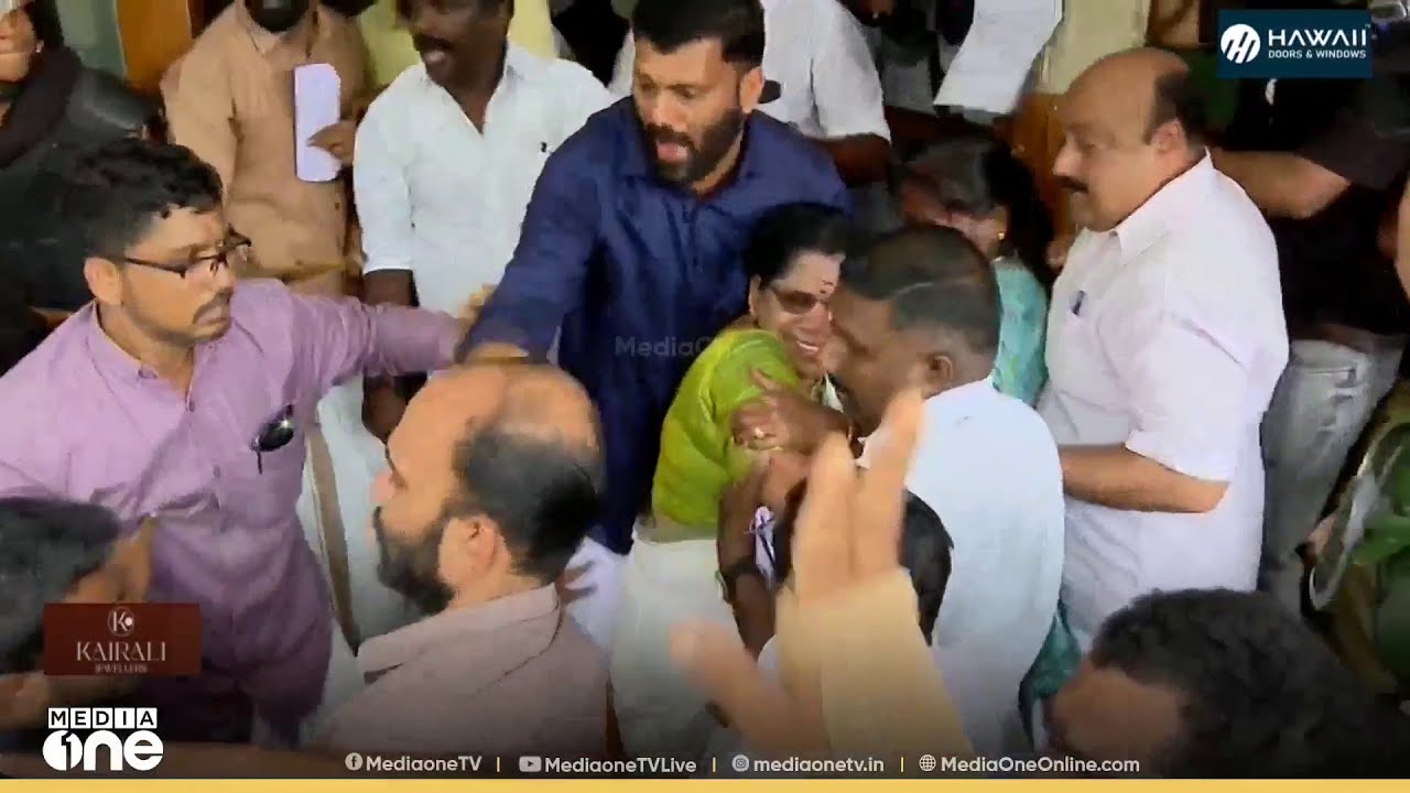 കണ്ണൂർ കോർപ്പറേഷനിൽ മേയറെ തടഞ്ഞ് LDF ; വികസനപ്രവർത്തനങ്ങൾ തടയുന്നുവെന്ന് ആരോപിച്ച് ഉപരോധം