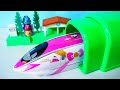 駅でいろんな列車が停車するよ。停まった列車に何かが隠れているよ!どんな子が出てくるかな?ごっこあそび。
