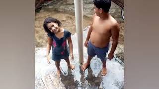 Tomando Banho De Chuva Com Minha Irmã