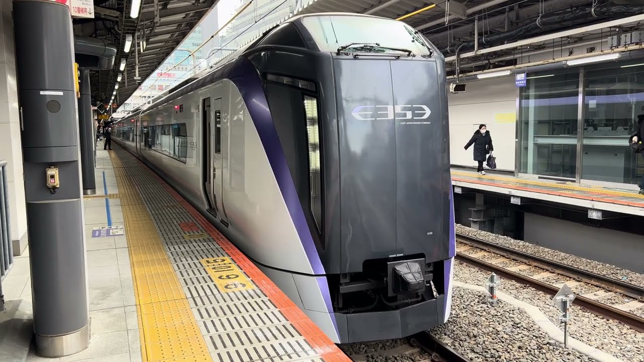 E353系0番台特急あずさ29号松本行きがJR新宿駅10番線を発車するシーン