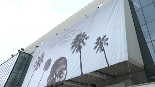 Cannes: l'affiche de la 74e édition hissée sur le Palais des Festivals | AFP Images