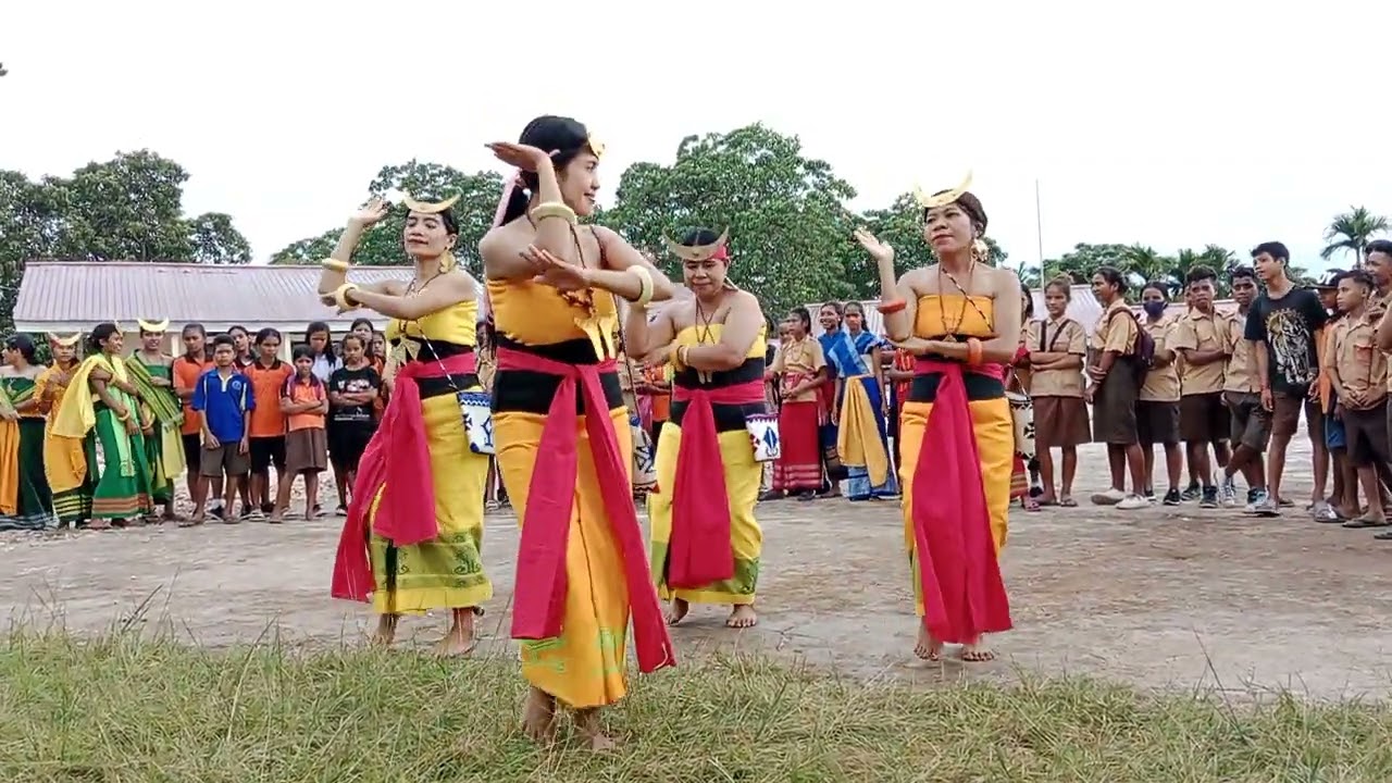 Tarian PETIK KOPI Oleh Guru-Guru SMP Negeri 2 Wewewa Barat