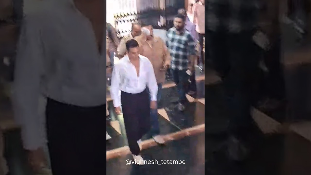 Akshay Kumar spotted at guru nanak Khalsa College of matunga 