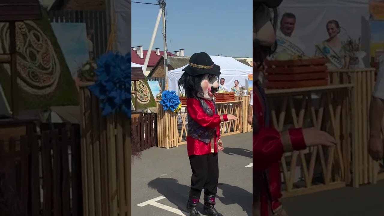 Giant Puppets Take Over the Party!