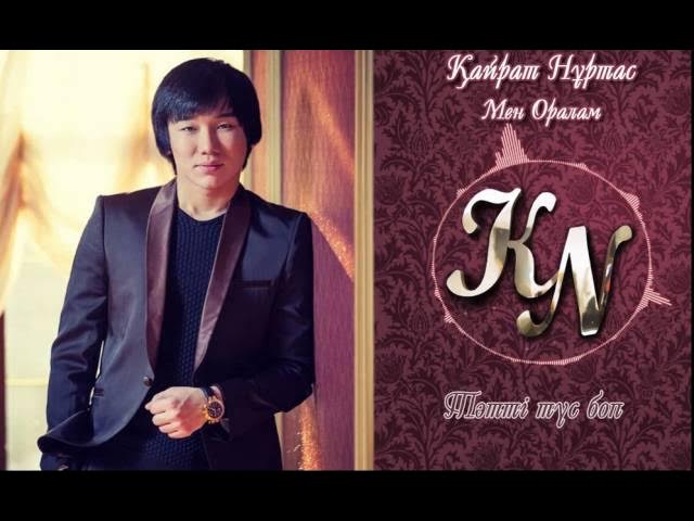 Ұлттық киім киген жалаңаш қыздар