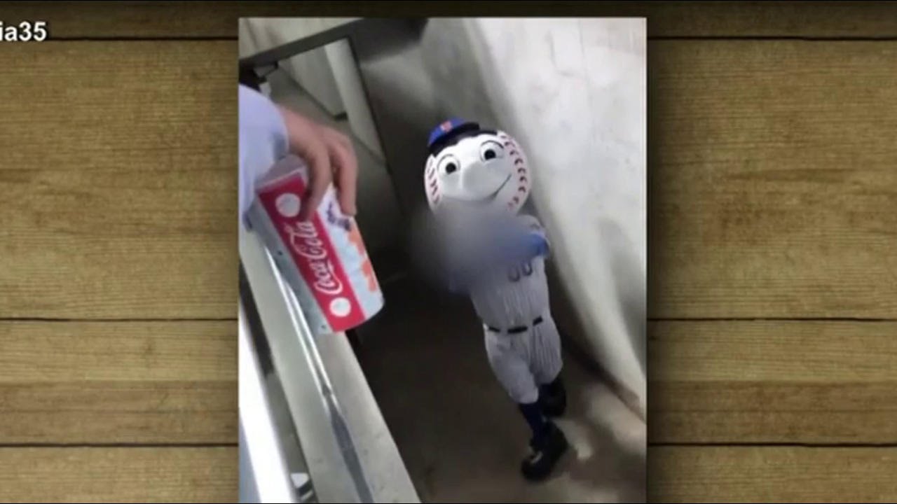 mr met middle finger