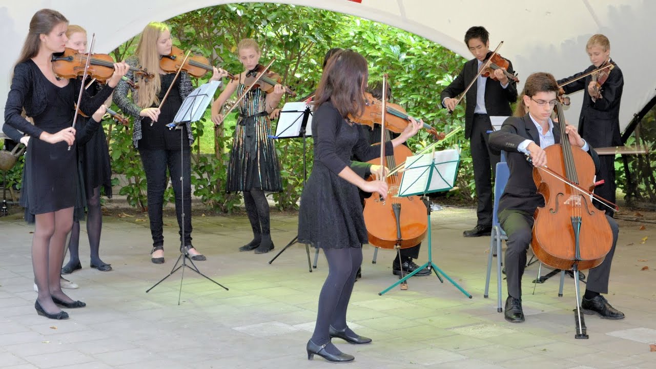 T. Eyk, Romance en France - Fancy Fiddlers in Openluchttheater Cabrio  HD1080