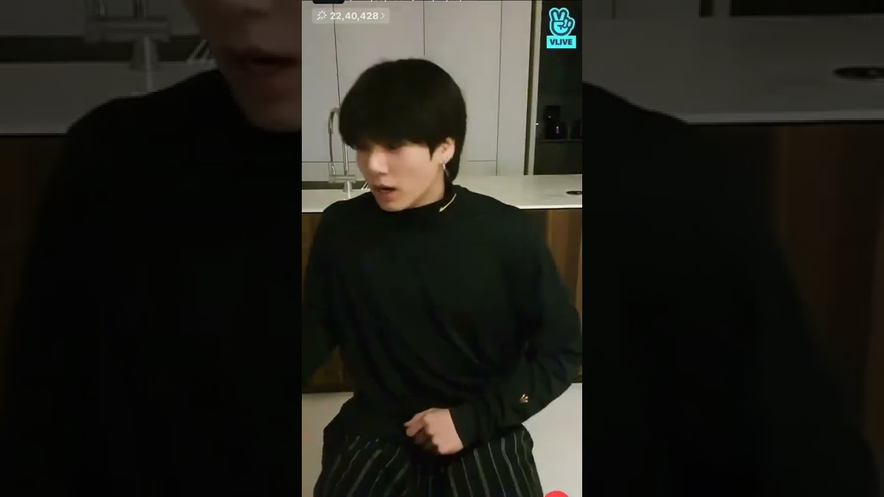 Guarda jungkook's shout because he was cold 😭 su YouTube Guarda jungkook's shout because he was cold 😭 su YouTube