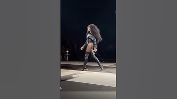 “Walk like a horse”: Naomi Campbell’s secret to an effortless runway walk