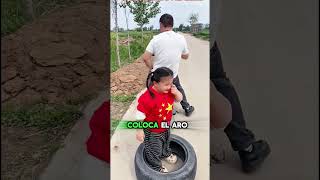 😱 ¡Su papá no la dejó ir al mercado y ella encontró una solución increíble! 🛵😂