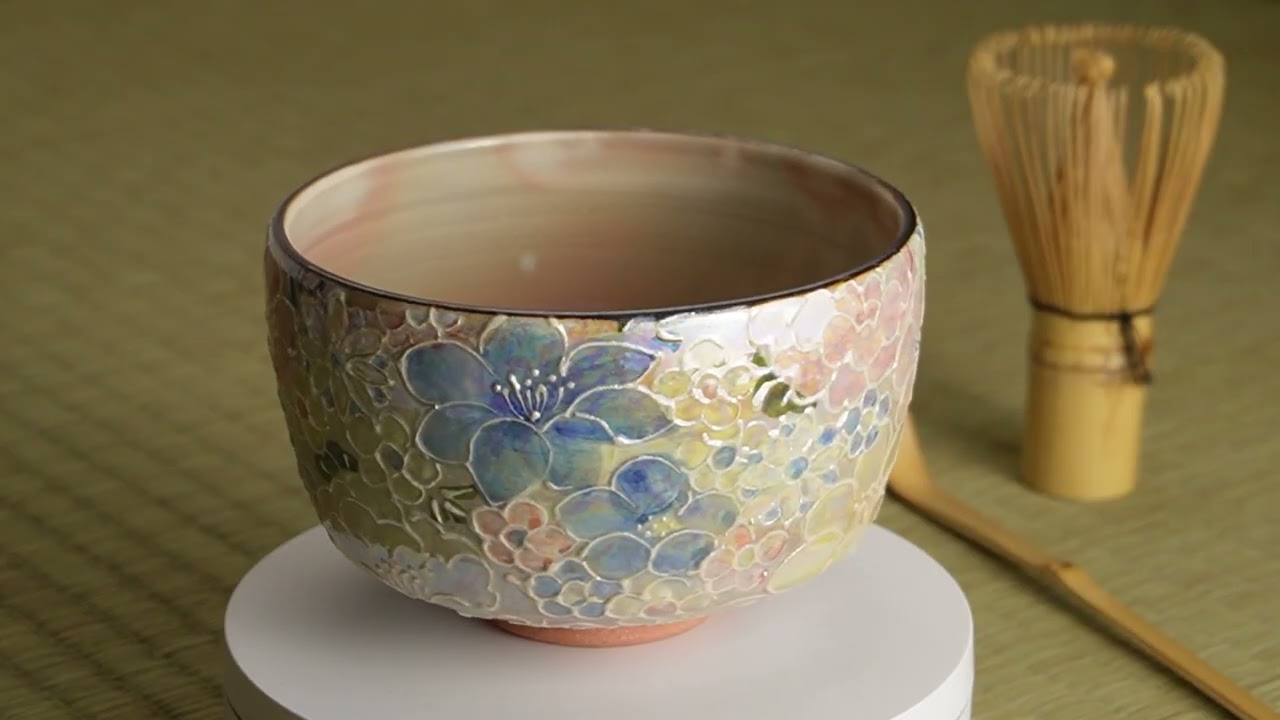 ラスター彩煮物碗(4点) ラスター彩とは上絵付けの技法の一種です。 釉薬をかけ分けることで