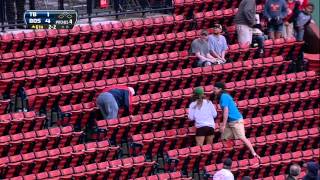 2013/06/18 Fan scoops up foul, celebrates