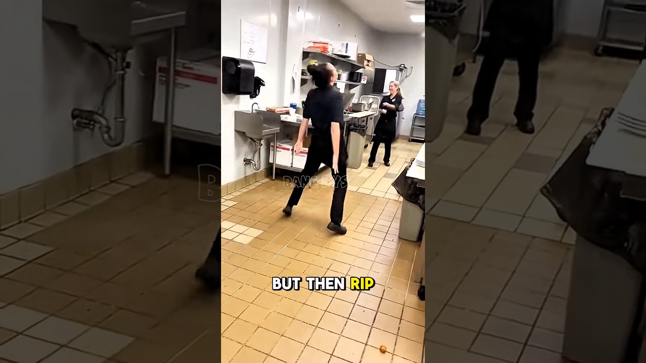 Женщина танцует, а потом у нее рвутся штаны😂😂 