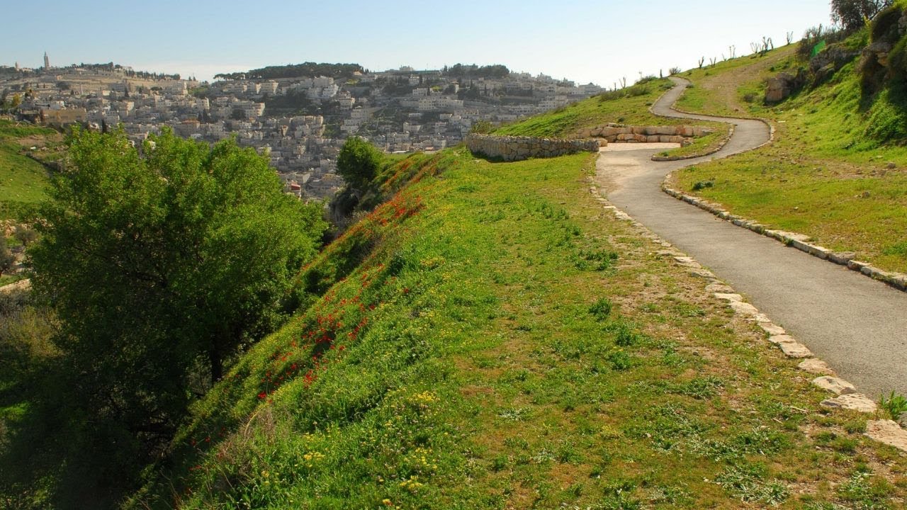 גיא בן הינום: סיור בין מערות קבורה לאגדות מסתוריות