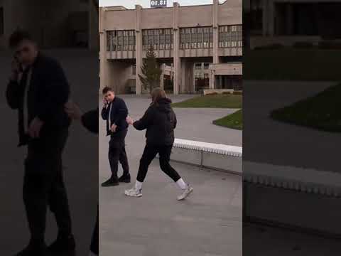 Социальный эксперимент - поможет ли девушка прохожему? 🤔 #shorts