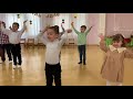 Веселий осінній танок на святі осені в дитячому закладі, різновікова група