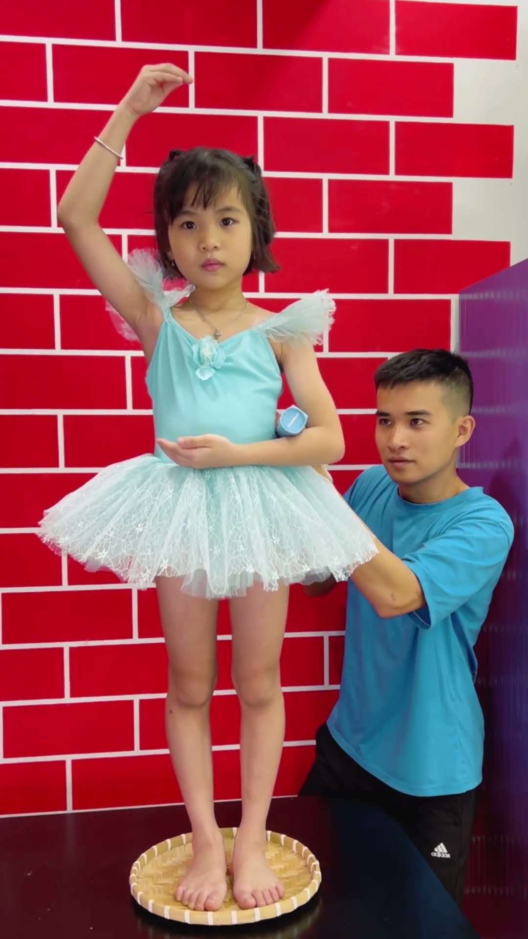 Su Hao comedy: giant wind-up music box ?