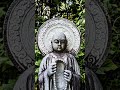 廃墟となった観音堂にそびえる巨大な観音像