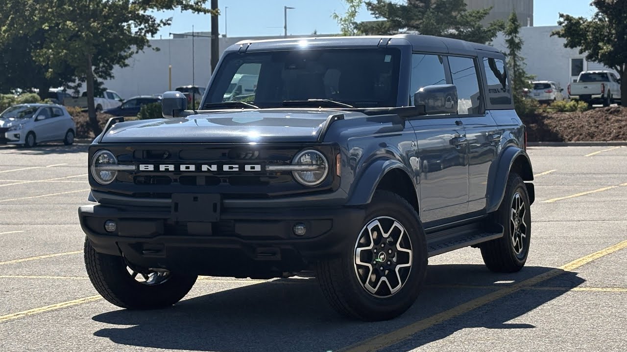 New 2025 Ford Bronco Outer Banks in Azure Grey Metallic TriCoat
