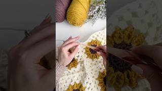 Join-As-You-Go (JAYG) granny squares Sunflower Blanket Crochet pattern #grannysquare #crocheting
