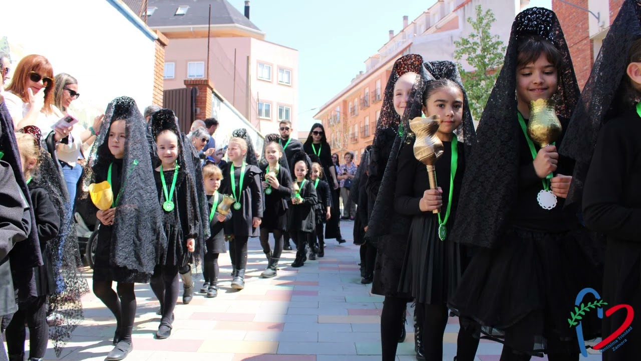 Procesión del colegio Santísima Trinidad 2025