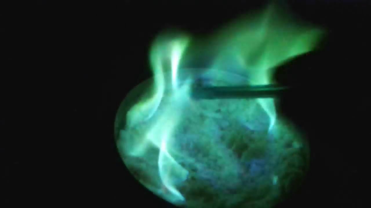 Горение спирта с борная кислота. - YouTube