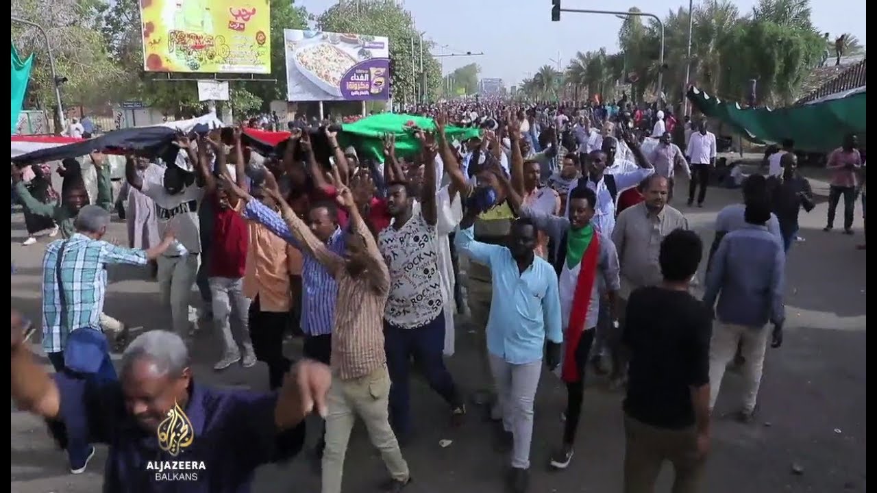 يواصل السودانيون احتجاجاتهم، ويقدم المجلس العسكري تنازلات للمتظاهرين.
