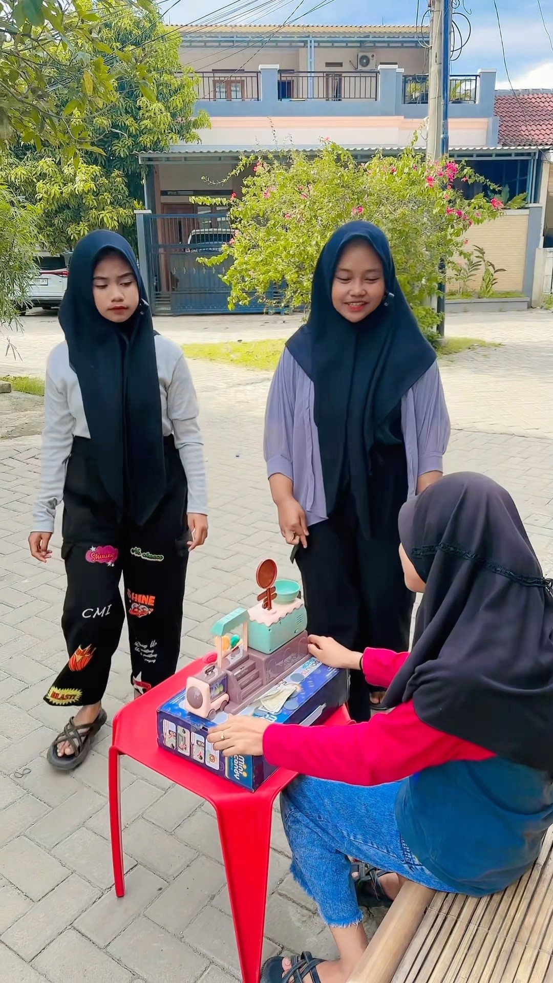 AINUN JUALAN DONAT RAYA DAN LULU YANG BELI