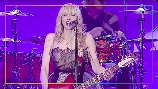Courtney Love Performs \\