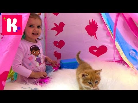 Видео: Катя и кошечка играют в палатке