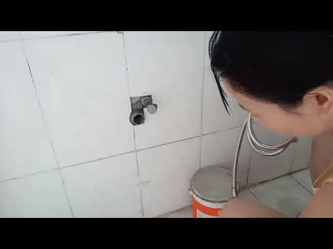 Beautiful single mom fixes broken shower head