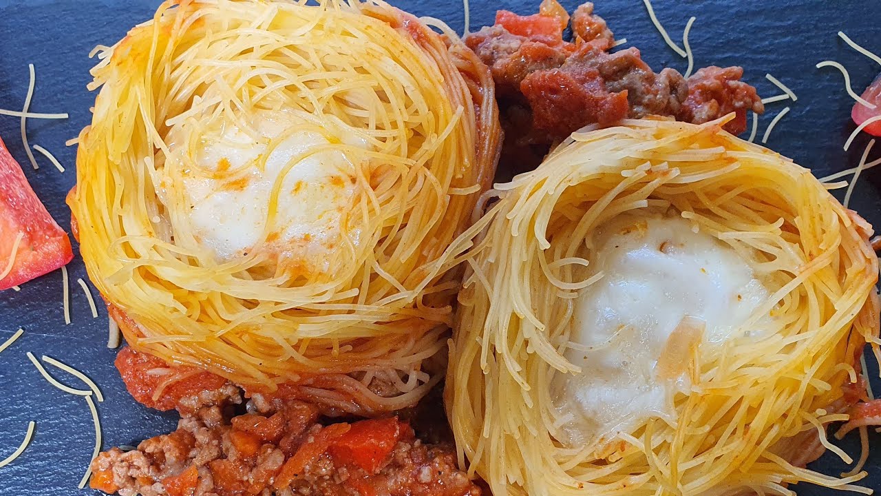 Макароны гнезда с сыром и помидорами. Спагетти гнезда. Гнезда из спагетти. Лапша гнезда. Лапша гнёзда с фаршем.