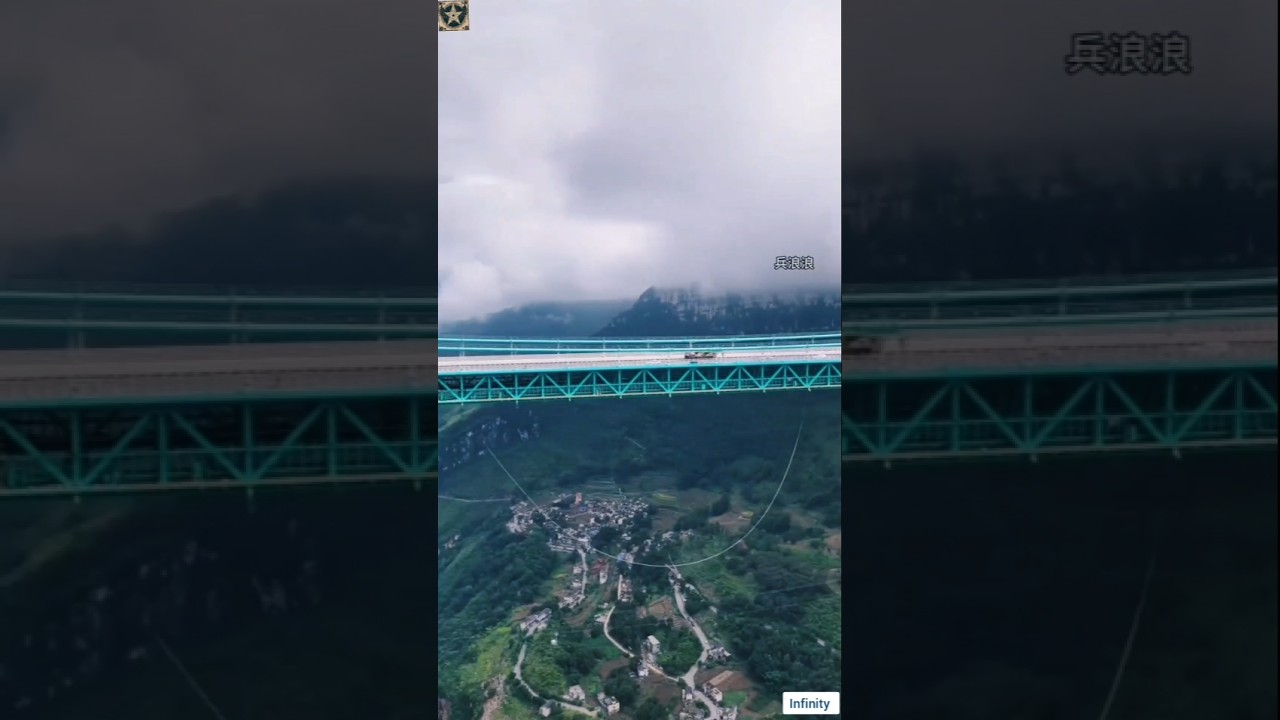 Мост через каньон Хуацзян представляет собой впечатляющий Радужный мост, объединяющий инженерию и...