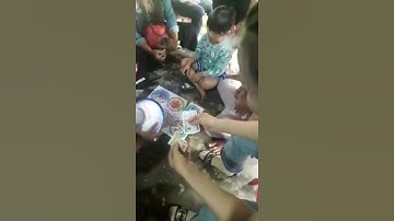 Ngày Tết, gia đình sum họp, vui vẻ cùng nhau chơi bài. Tiếng cười vang lên