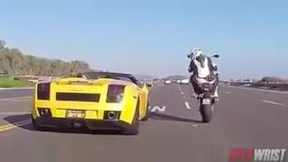 Lamborghini sürücüsünün gururu ile oynayan motosiklet sürücüsü