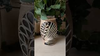 Звичайну кавову банку, можна перетворити в вишукану вазу для квітів.