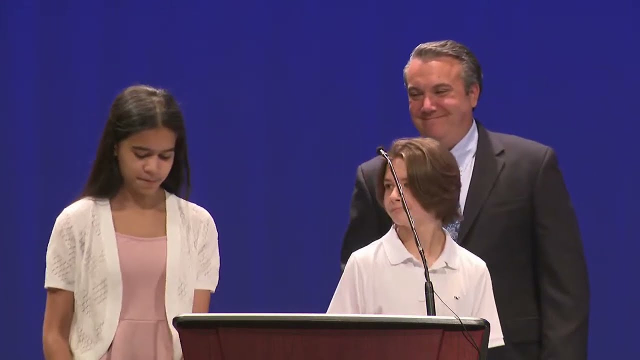 Церемония выпуска учащихся средней школы Хиггинса (группа Водолеев), 2023 год.