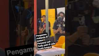 Pengamen Ditonton Penyanyi Asli Fadly Padi Di Kuala Lumpur Malaysia