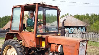 КУПИЛ 2 ДОМА В ДЕРЕВНЕ | КАТЯ ПАШЕТ ЗЕМЛЮ НА ТРАКТОРЕ | СВИНЬИ ПОДАЛИСЬ В БЕГА