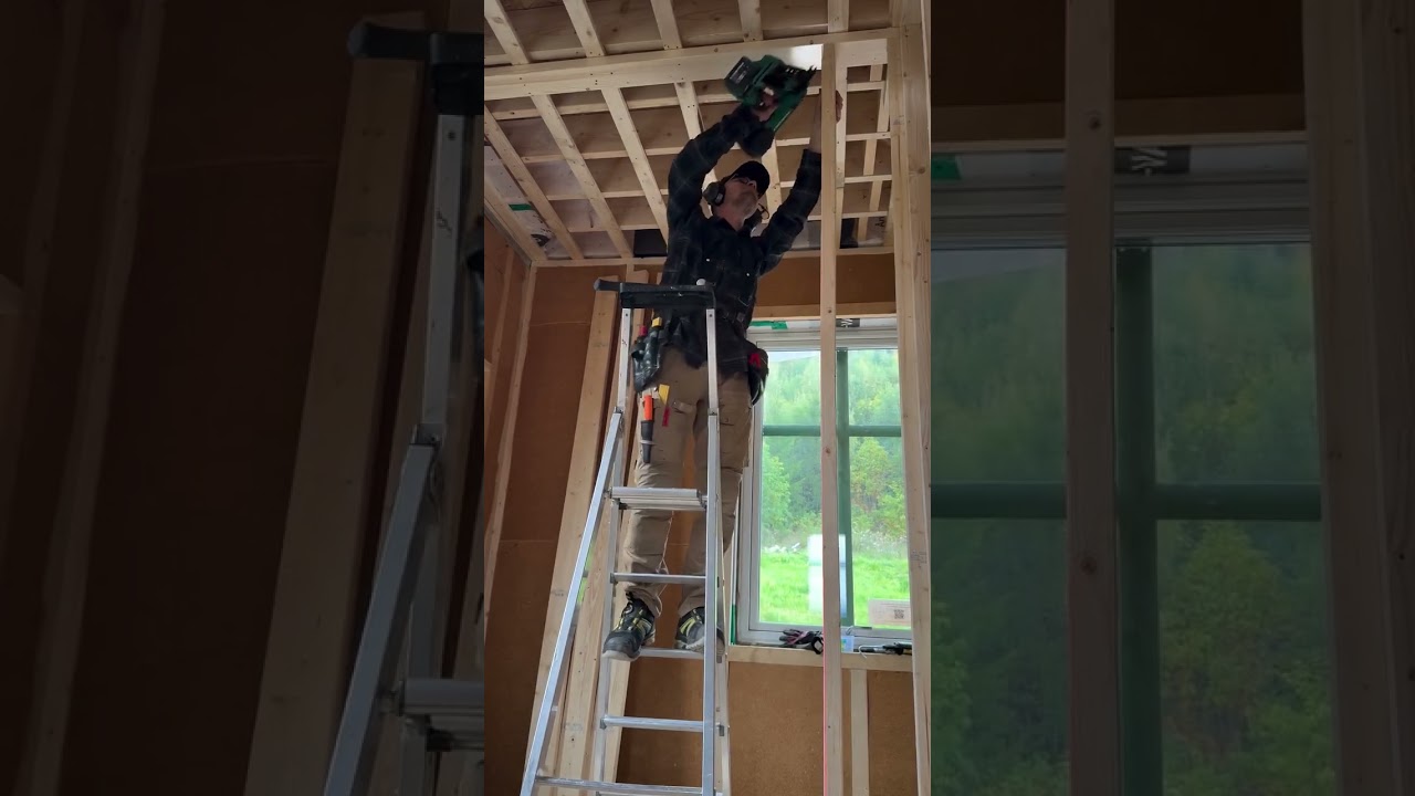 En vägg av 120mm reglar, 30cc. Kravet för badrum är 45cc men om man kör 30cc går det snabbare at