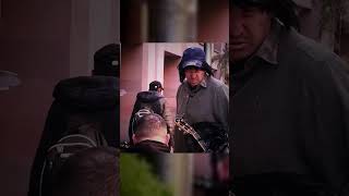 Бездомный с гитарой шокировал людей | Реакции прохожих на уличного музыканта | Доп реакции Part 1