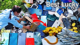 WOW😍- Looking lots of Gold nugget Money 400000$ and good phone in landfill, Restore Cracked Phone