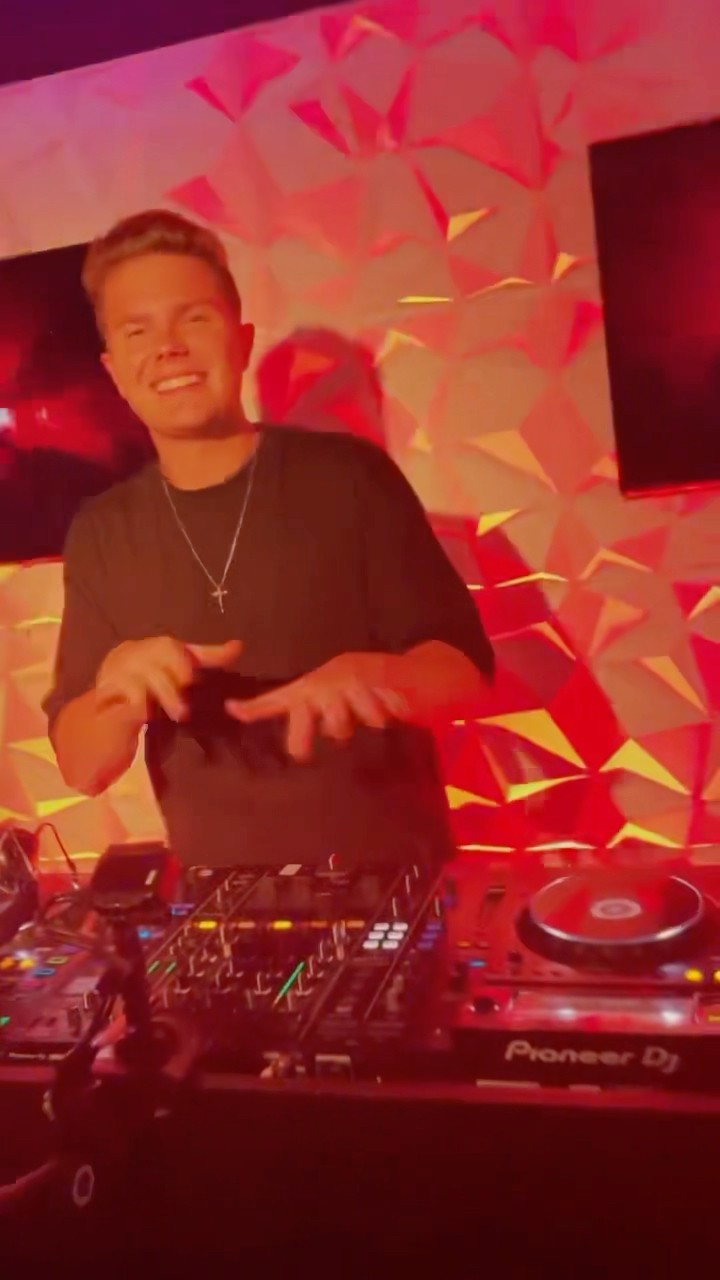 Ab 1 Uhr feiern wir die Veröffentlichung der KONTOR TOP OF THE CLUBS VOL. 100 auf @deluxe_music!  ?