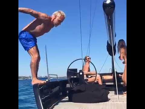Дед танцует с девушкой