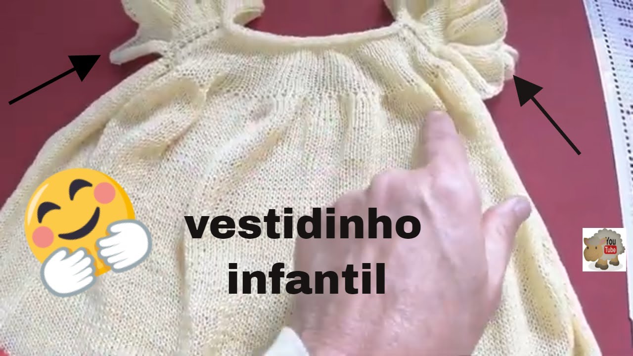 vestidinho com babado na manga feito em máquina de tricô