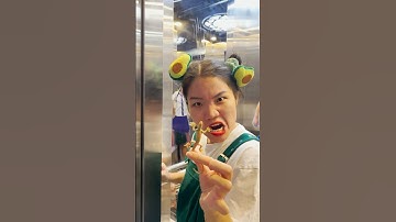 Andee Đậu ăn CON TẮC KÈ MÀU XANH MÀU ĐỎ! #andeedauvlog #shorts