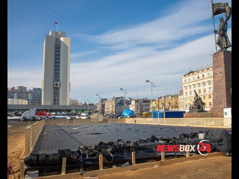 Современный каток монтируют к новому году на Центральной площади Владивостока