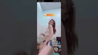 Bigo Live cewek cantik pamer paha mulus kelihatan CD nya